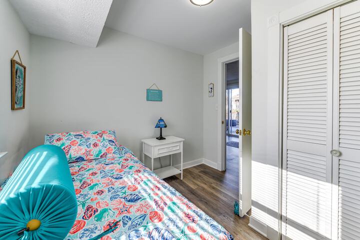 Adorable Cottage: Fire Pit Walk to Colonial Beach