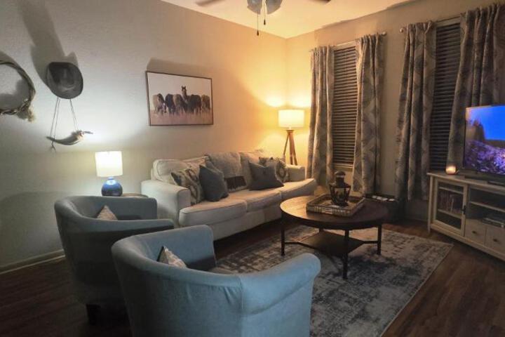 Old Fort Loft King & Queen suites nearest accomodation to Marshals Museum power your EV for free!
