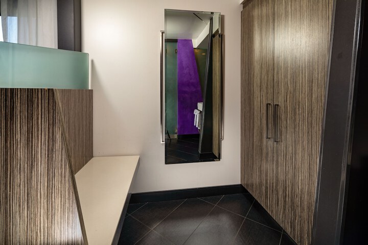 Room 26 of 76