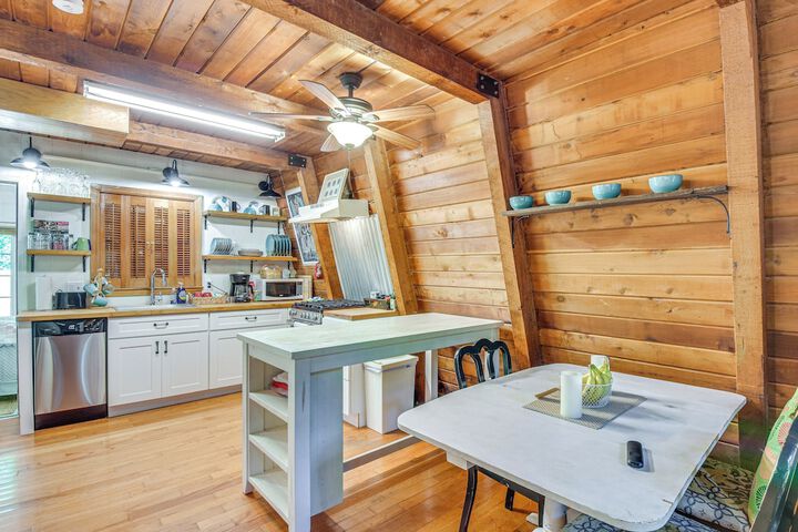 Pet-friendly Lavonia Cabin Walk to Lake Hartwell!
