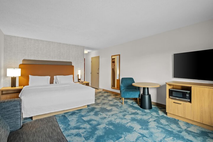 Hampton Inn & Suites Detroit-Canton