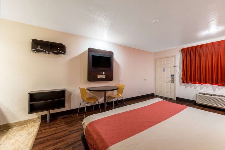 Room 27 of 32