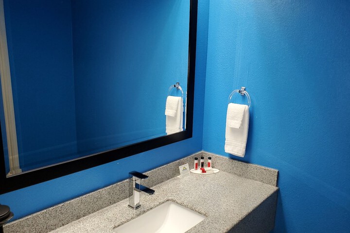 Room 6 of 18
