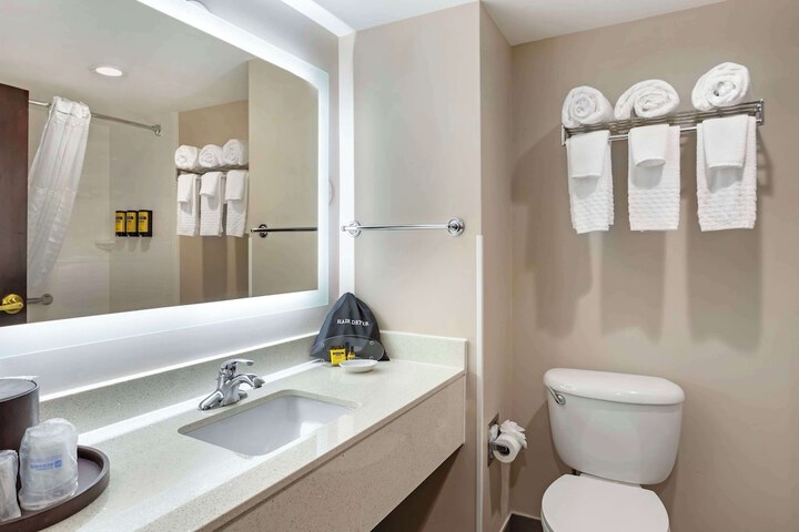 Room 32 of 41