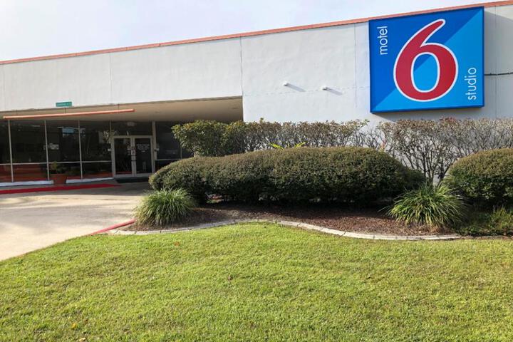 Motel 6-La Place LA