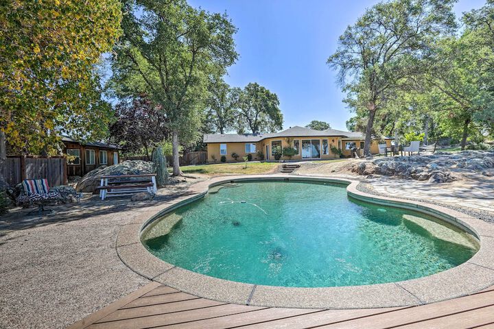 Luxe Auburn Hideaway w / Tennis Court & Views!