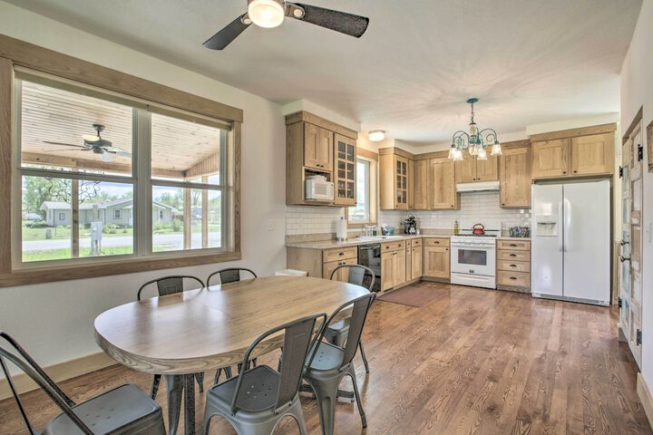 Idyllic Gem: Screened Porch 1 / 2 Mi to River!