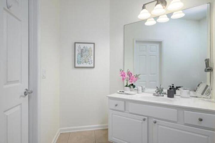 Brand New Super Cool Fountain View Condo by Main Pool Near Parks & OCCCC