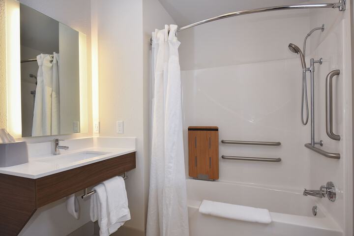 Room 16 of 38
