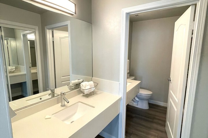 Tides Inn & Suites