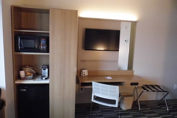 Microtel by Wyndham Vernal / Naples