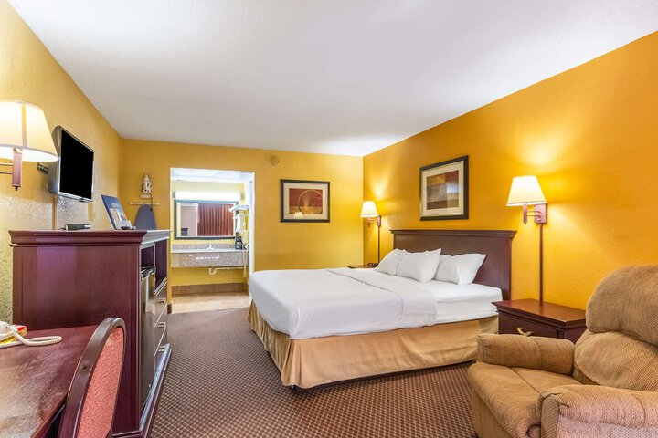 Room 9 of 28