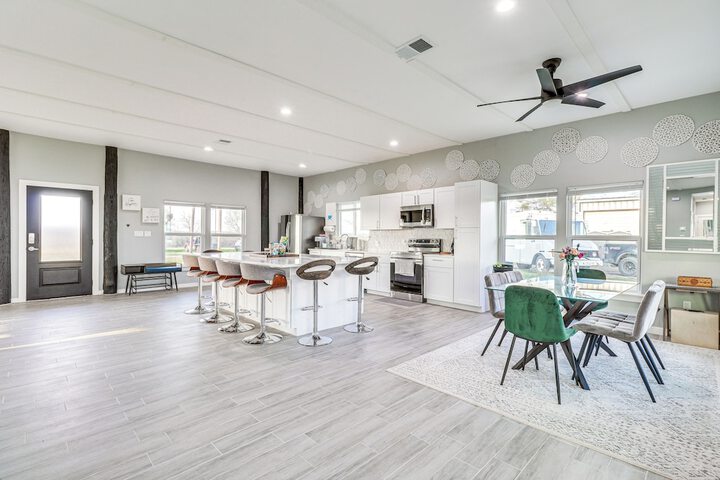 Modern Farmhouse in Del Valle: Rural Setting!