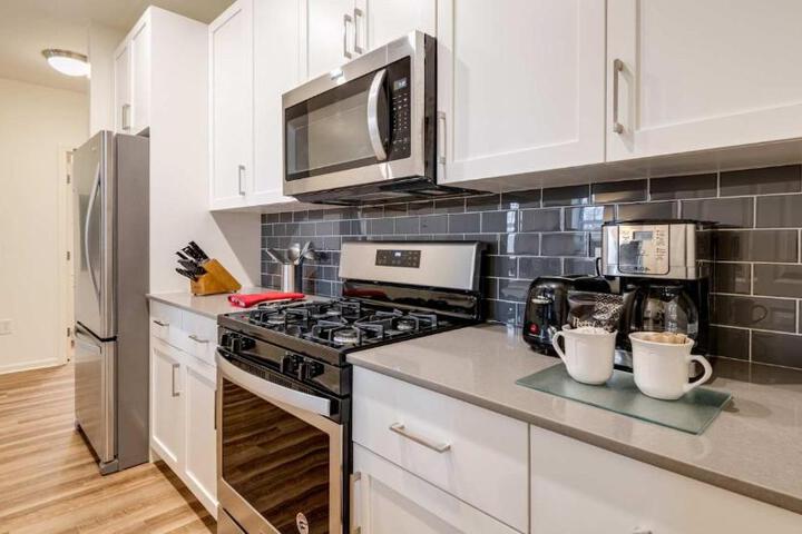 Gorgeous Apt with Kitchen