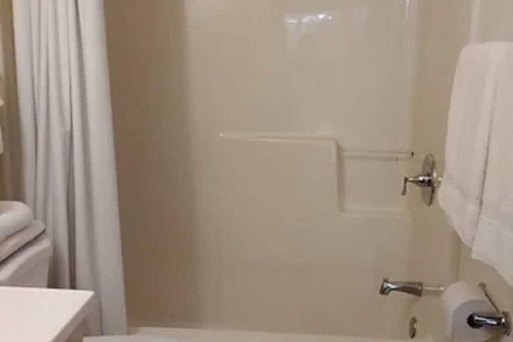 Room 9 of 18
