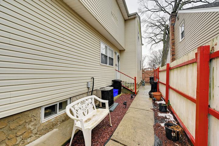 8 Mi to Long Beach: Cozy Apt w / Fenced Yard!