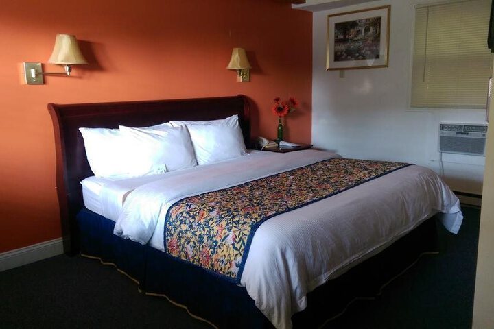 THE CADILLAC MOTEL