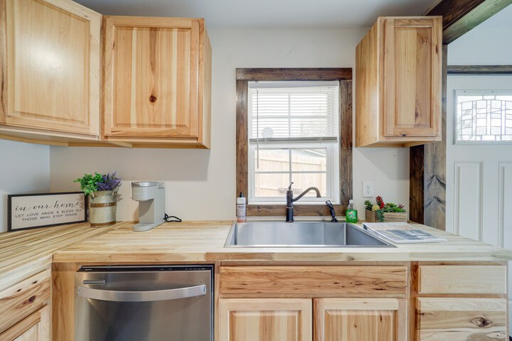 Hilltop Hideaway w / Scenic Views & Hot Tub!