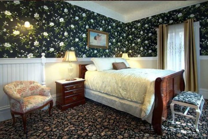 Gingerbread Mansion Inn
