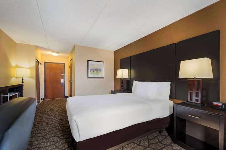 Room 32 of 82