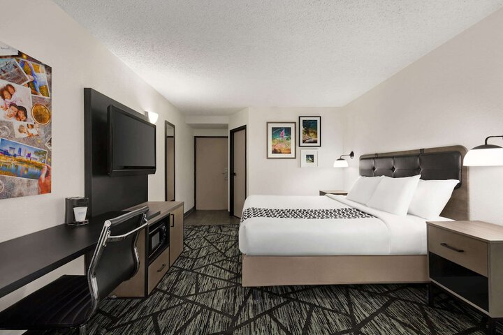 La Quinta Inn & Suites by Wyndham Cleveland Airport West