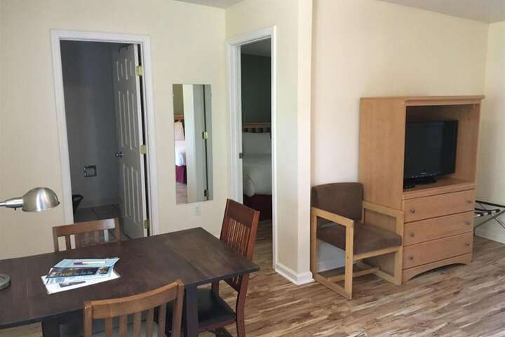 Room 32 of 173