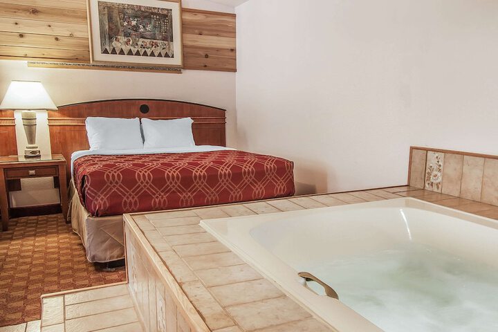Econo Lodge Inn & Suites Madras