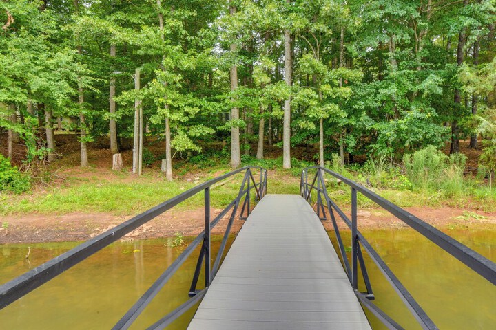 Peaceful Lake Hartwell Gem w / Boat Dock