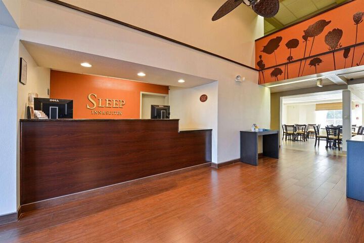 SLEEP INN & SUITES RIVERFRONT