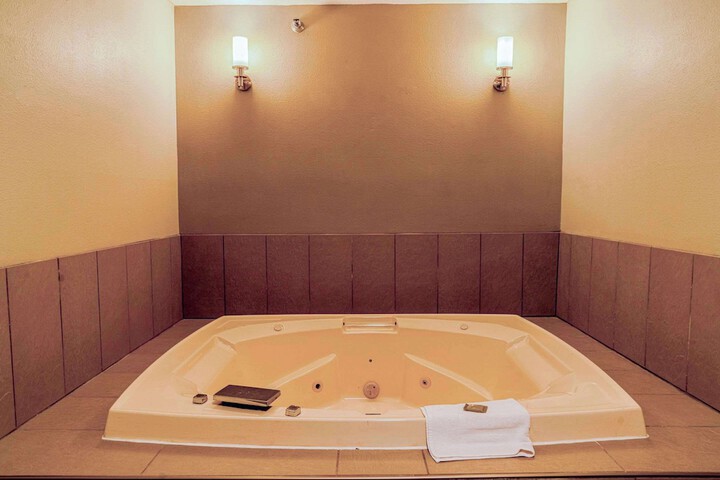 Country Inn & Suites by Radisson Brookings, SD