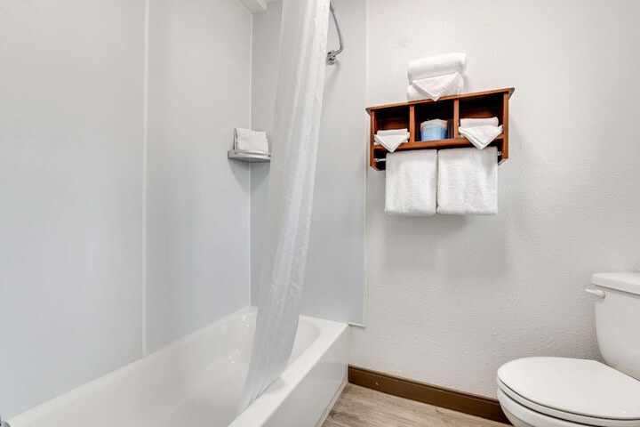 Room 6 of 42