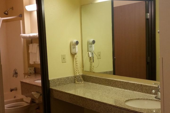 Super 8 by Wyndham Wheeling WV