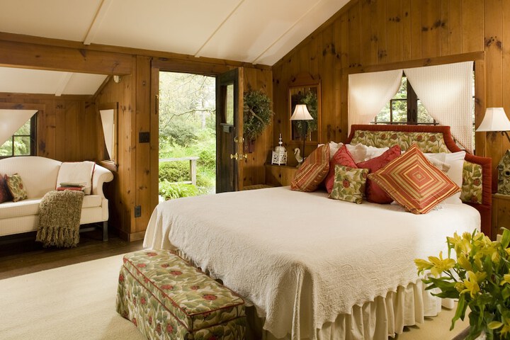 1906 Pine Crest Inn