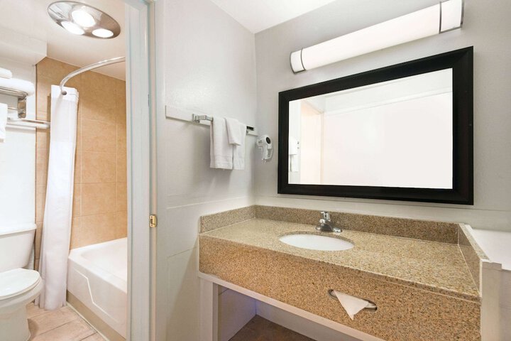 Room 3 of 8
