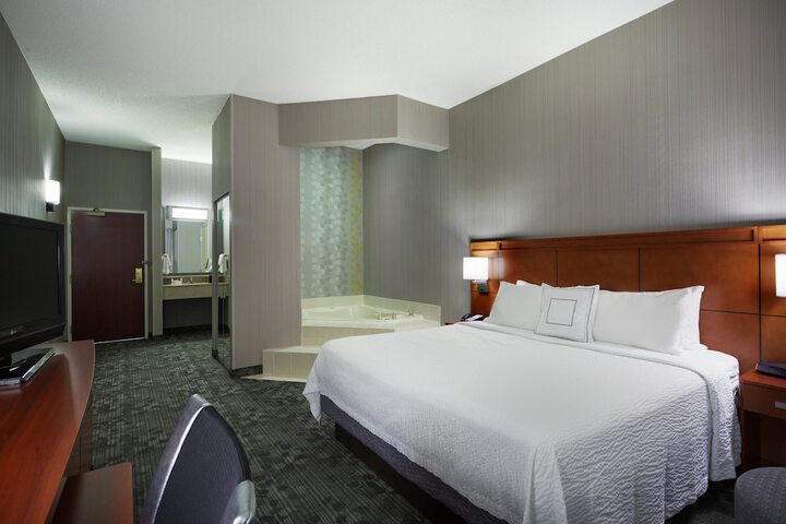 Room 17 of 40