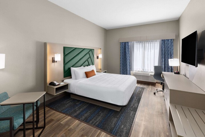 Room 35 of 62