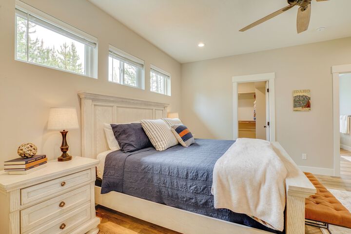 Spacious Donnelly Family Home w / Private Hot Tub!
