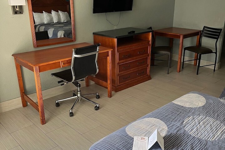Room 15 of 33