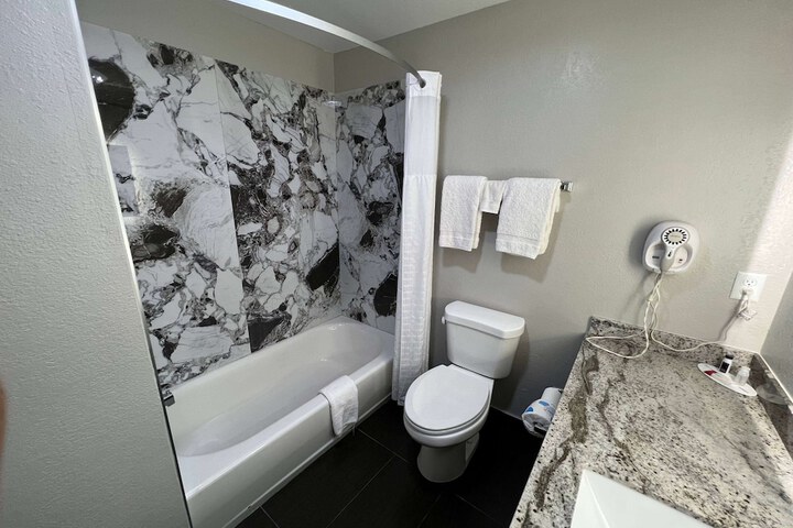 Super 8 by Wyndham Lake Charles / Sulphur