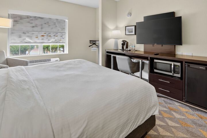 Holiday Inn & Suites Dallas-Addison by IHG