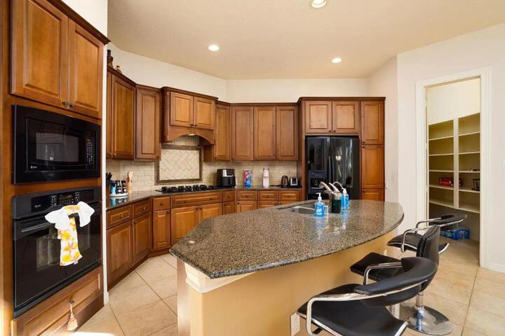 Bedroom with 3.5-Bathroom near Golf Course!