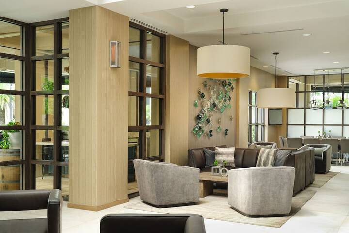 Lounge 73 of 92