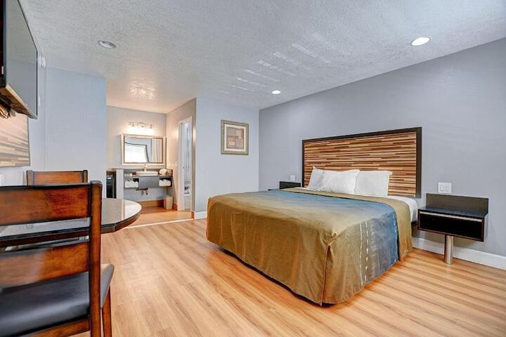 Room 8 of 18