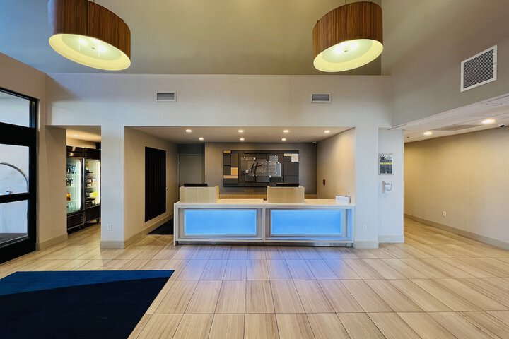 Holiday Inn Express & Suites Salinas by IHG
