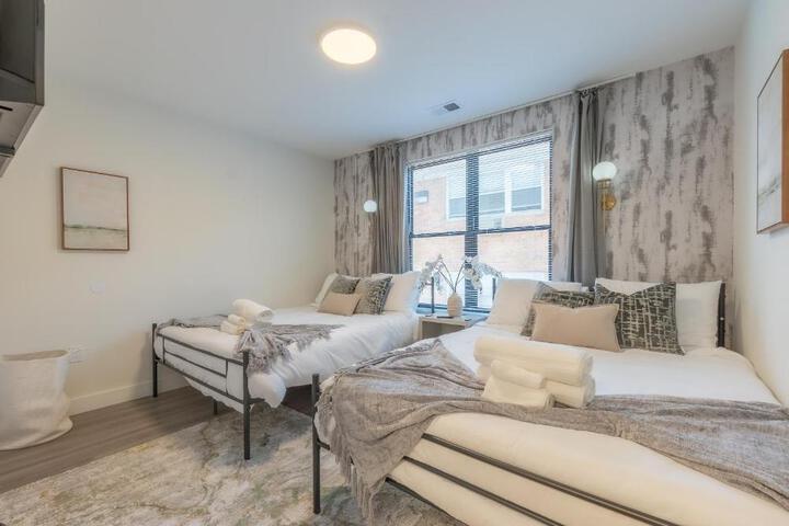 Opulence in Olive with Free Parking 2 BR 2 baths Suite, 5 beds and Sleeps 8
