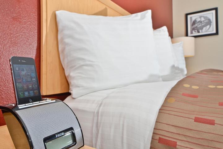 Clackamas Inn & Suites