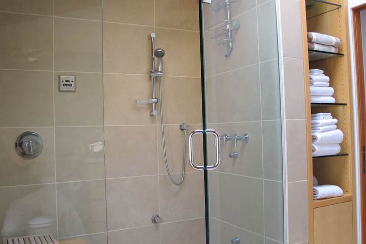 Room 52 of 143