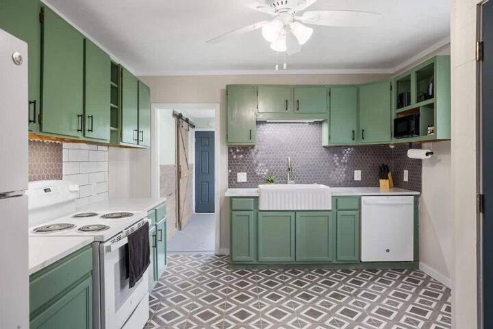 Charming 4 bedroom farmhouse with large backyard for entertaining