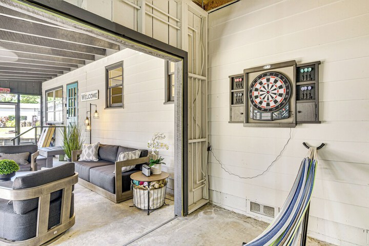 Charming Canalfront Retreat w / Double Boat Slip!