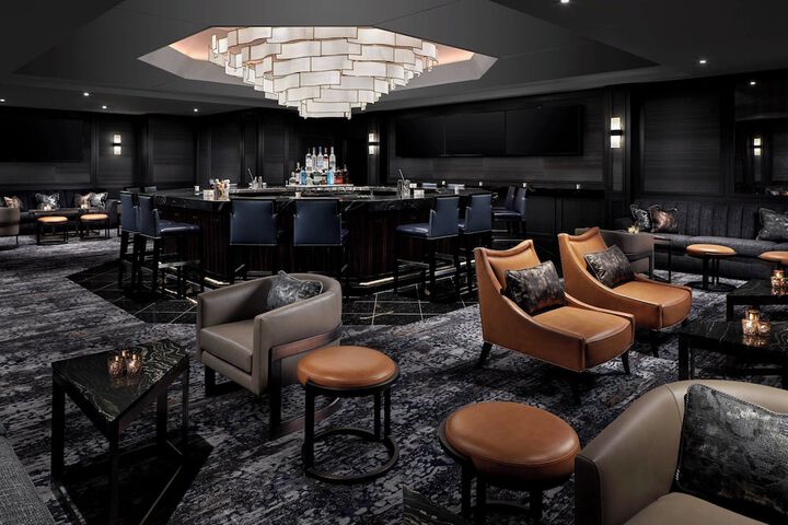 Lounge 45 of 82